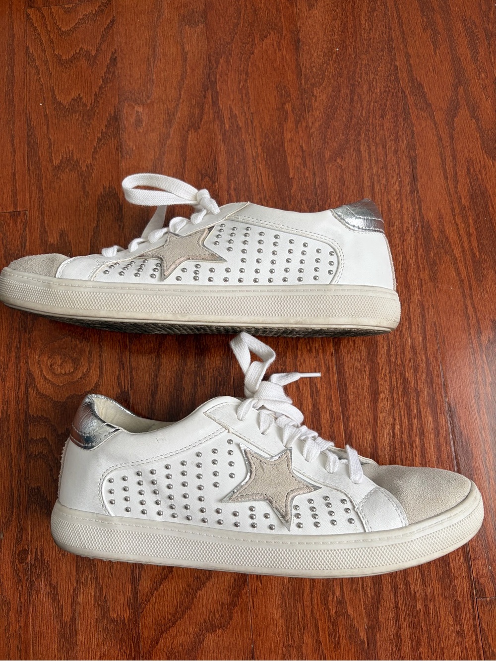 Steve Madden Amalfi White and Silver Star Studded Sneakers, size 7.5